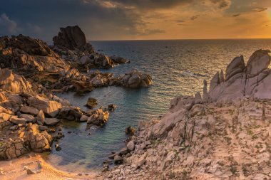 Sardunya, İtalya 'daki Ay Vadisi' nde inanılmaz bir gün batımı.