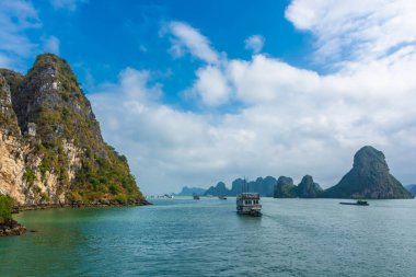 Vietnam 'da Ha Long Körfezi' nde bir gemi.