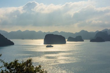 Güneş ışığı Ha Long Körfezi, Vietnam