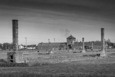 AUSCHWITZ BIRKENAU. POLAND, 9 HAZİRAN 2022 Auschwitz II Birkenau Nazi imha kampının giriş kapısı