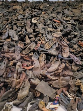 AUSCHWITZ BIRKENAU. POLAND, 9 HAZİRAN 2022: Auschwitz Nazi toplama kampının mahkumlarının ayakkabıları