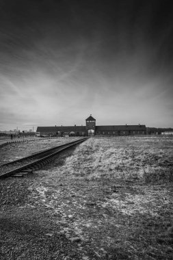 AUSCHWITZ BIRKENAU. POLAND, 9 HAZİRAN 2022: Auschwitz II Birkenau Nazi imha kampına yapılan demiryolu