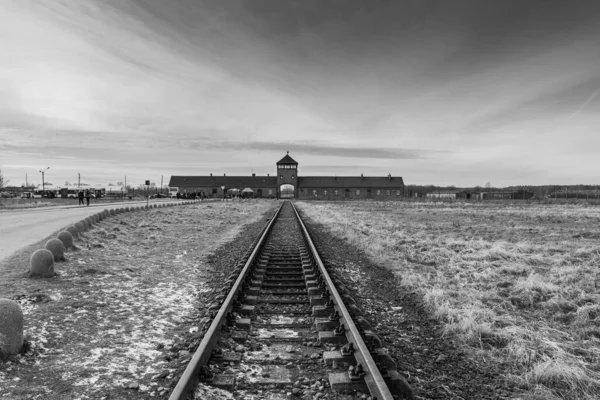 AUSCHWITZ BIRKENAU. POLAND, 9 HAZİRAN 2022: Auschwitz II Birkenau Nazi imha kampına yapılan demiryolu