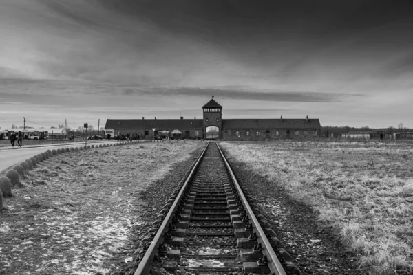 AUSCHWITZ BIRKENAU. POLAND, 9 HAZİRAN 2022: Auschwitz II Birkenau Nazi imha kampına yapılan demiryolu