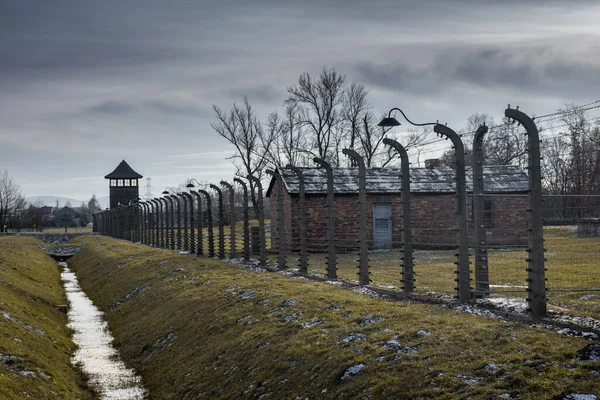 Auschwitz Birkenau Polska Stycznia 2022 Barak Drucianym Ogrodzeniem Nazistowskim Obozie — Zdjęcie stockowe