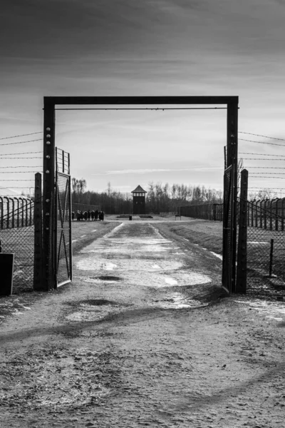 AUSCHWITZ BIRKENAU. POLAND, 9 HAZİRAN 2022: Auschwitz II Birkenau imha kampının kapısı