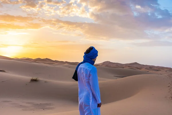 Giovane Arabo Che Indossa Abiti Tradizionali Berberi Nel Deserto Del — Foto Stock