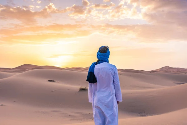 在摩洛哥Merzouga的撒哈拉沙漠 阿拉伯年轻人穿着传统的柏柏尔服装 — 图库照片
