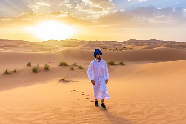 Fiatal Arab Férfi Hagyományos Berber Ruhát Visel Marokkói Merzouga Sivatagban — Stock Fotó
