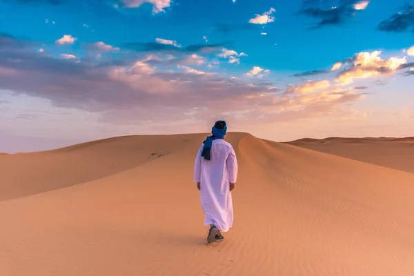 Młody Człowiek Arabski Tradycyjnym Berberberyjskim Ubraniu Saharze Merzouga Maroko — Zdjęcie stockowe