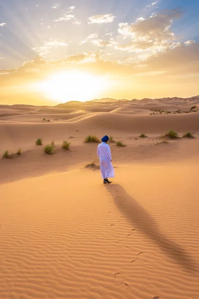 Giovane Arabo Che Indossa Abiti Tradizionali Berberi Nel Deserto Del — Foto Stock
