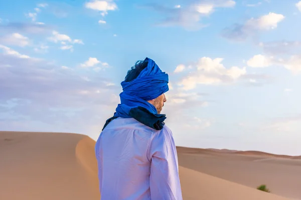 Jonge Arabische Man Traditionele Berberberkledij Sahara Woestijn Van Merzouga Marokko — Stockfoto