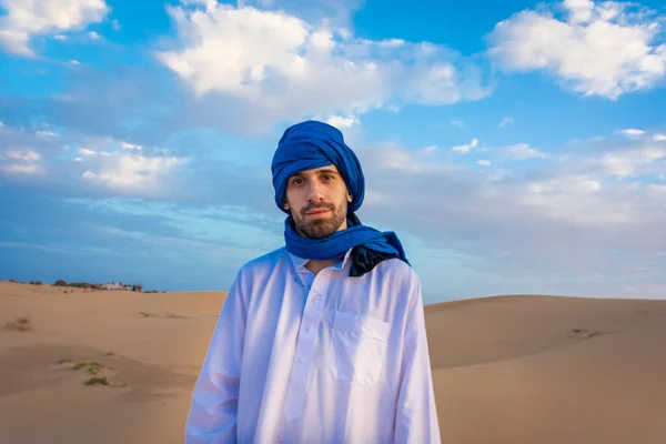 Jovem Árabe Vestindo Roupas Tradicionais Berberes Deserto Saara Merzouga Marrocos — Fotografia de Stock