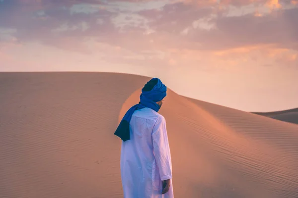 Giovane Arabo Che Indossa Abiti Tradizionali Berberi Nel Deserto Del — Foto Stock