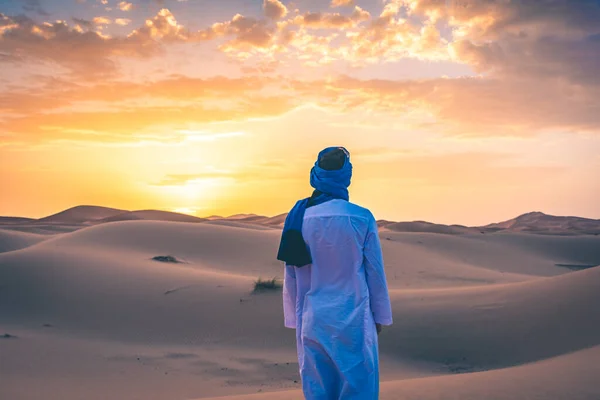 Giovane Arabo Che Indossa Abiti Tradizionali Berberi Nel Deserto Del — Foto Stock