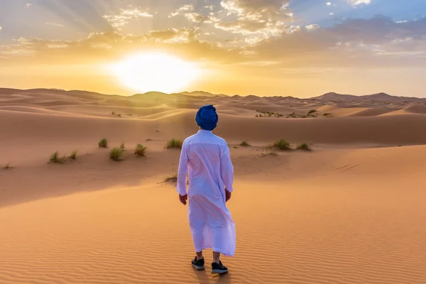 Молодий Араб Одягнений Традиційний Берберський Одяг Пустелі Сахара Мерзузі Марокко — стокове фото