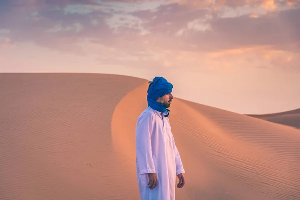 Młody Człowiek Arabski Tradycyjnym Berberberyjskim Ubraniu Saharze Merzouga Maroko — Zdjęcie stockowe