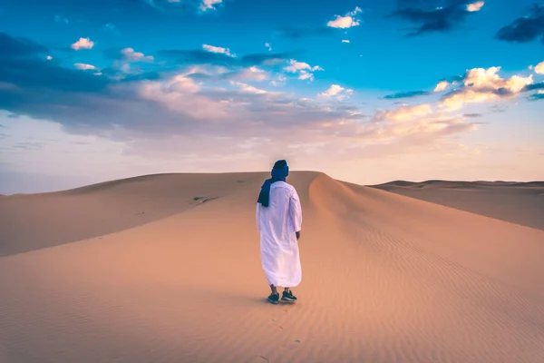 Giovane Arabo Che Indossa Abiti Tradizionali Berberi Nel Deserto Del — Foto Stock
