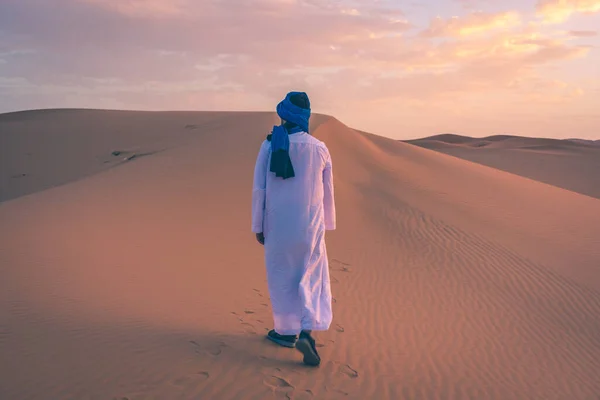 Junger Arabischer Mann Traditioneller Berberkleidung Der Sahara Wüste Von Merzouga — Stockfoto