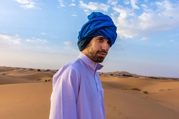 Jeune Homme Arabe Portant Des Vêtements Berbères Traditionnels Dans Désert — Photo