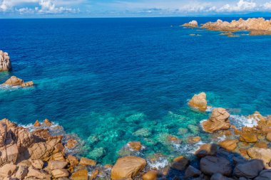 Li Cossi sahilinin berrak suları, Sardunya, İtalya