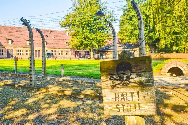 Auschwitz Polonia Julio 2018 Peligro Cerca Del Fenc Cableado —  Fotos de Stock