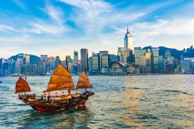 HONG KONG, ÇİN, 12 HAZİRAN 2018: Victoria Limanı 'nda geleneksel bir tekne gezisi