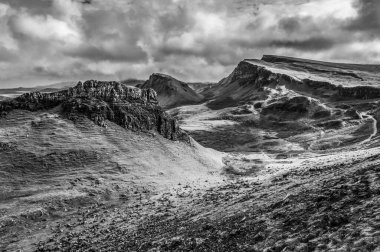 Quiraing Vadisi 'nin siyah beyaz manzarası, Skye Adası, İskoçya