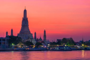 BANGKOK, THAILAND, 8 HAZİRAN 2020: Wat Arun Tapınağı alacakaranlıkta