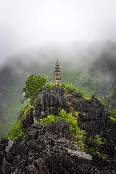 Pagoda Montaña Huang Mua Tam Coc Durante Fuertes Lluvias Vietnam — Foto de Stock