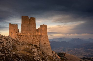 Rocca Calascio Kalesi Gran Sasso Ulusal Parkı, Abruzzo, İtalya