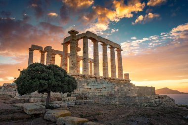 Gün batımında Cape Sounion 'daki Poseidon Tapınağı, Yunanistan' daki Ege Denizi üzerinde.