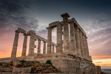 Gün batımında Cape Sounion 'daki Poseidon Tapınağı, Yunanistan' daki Ege Denizi üzerinde.