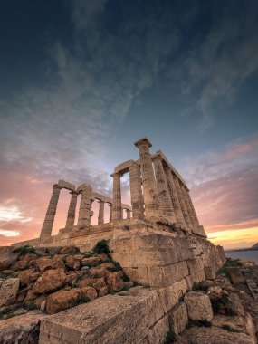 Günbatımında Yunanistan 'daki Ege Denizi üzerinde Poseidon Tapınağı' nın günbatımında geniş açılı görüntüsü.