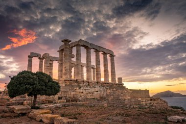 Gün batımında Cape Sounion 'daki Poseidon Tapınağı, Yunanistan' daki Ege Denizi üzerinde.
