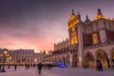 KRAKOW, POLAND, 7 HAZİRAN 2022: Rynek Glowny 'deki Kuaför Salonunun alacakaranlıktaki görüntüsü