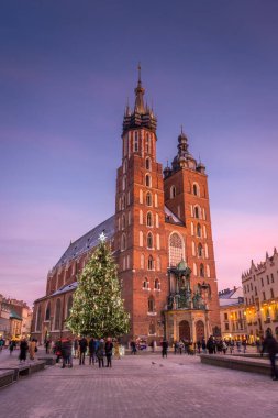 KRAKOW, POLAND, 7 HAZİRAN 2022: Rynek Glowny Meydanı 'ndaki St. Mary Bazilikası üzerinde gün batımı