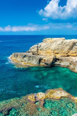 İyonyum Denizi ve Adriyatik Denizi 'nin sınırı olan Santa Maria di Leuca' nın kayalıklarının altında, İtalya 'nın Apulia kentinin en güneyindeki güzel kristal berrak su.