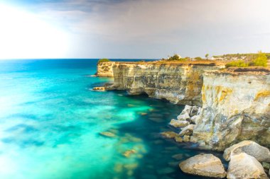 Salento, Apulia, İtalya 'nın berrak sularında Sant' Andrea 'nın güzel kayalıkları ve deniz yığınları