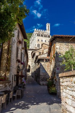 Orta İtalya 'nın başkenti Umbria' daki ortaçağ caddesinden Gubbio 'nun eski sarayının manzarası.