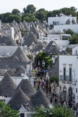 ALBEROBELLO, İtalya, 19 AĞUSTOS 2021: Alberobello 'da, Puglia, güney İtalya' da tipik evleri 