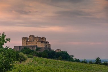 Torrechiara, Parma, İtalya kalesinde güzel bir gün batımı