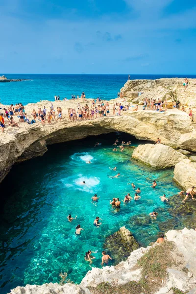 サレント イタリア 2021年8月11日 デッラ ポエシアの澄んだ水に潜る人々 詩の洞窟 — ストック写真