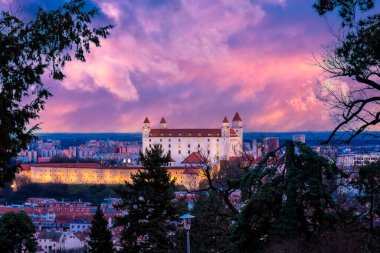Bratislava Kalesi, Slovakya 'da çarpıcı bir gün batımı