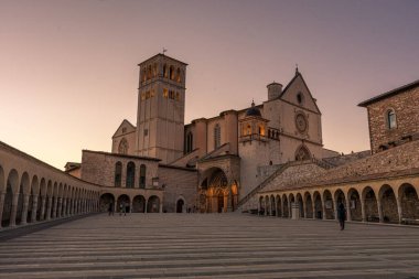 ASSISI, ITALY, 6 AĞUSTOS 2021: San Francesco Bazilikası üzerinde gün batımı, en önemli Katolik kiliselerinden biri