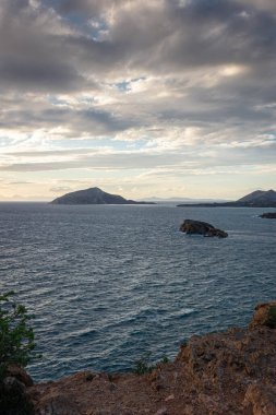Gün batımında Cape Sounion 'daki Poseidon Tapınağı, Yunanistan' daki Ege Denizi üzerinde.