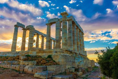 Gün batımında Cape Sounion 'daki Poseidon Tapınağı, Yunanistan' daki Ege Denizi üzerinde.