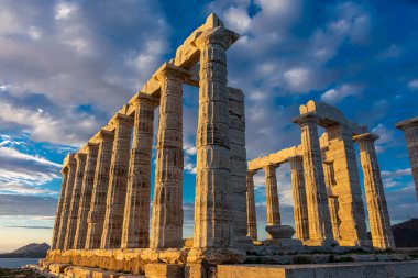 Gün batımında Cape Sounion 'daki Poseidon Tapınağı, Yunanistan' daki Ege Denizi üzerinde.