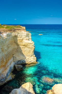 Salento, Apulia, İtalya 'nın berrak sularında Sant' Andrea 'nın güzel kayalıkları ve deniz yığınları