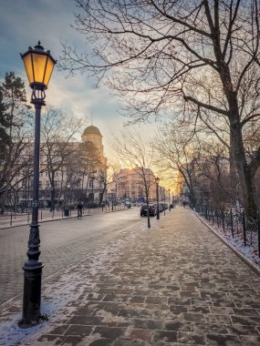 KRAKOW, POLAND, 7 HAZİRAN 2022: Krakow Parkı üzerinde güzel bir gün doğumu